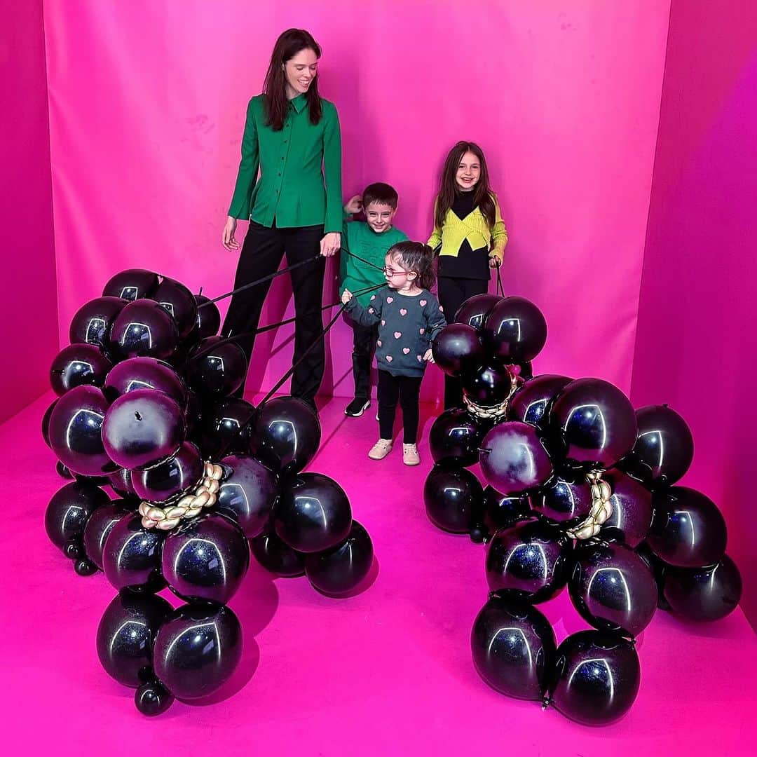 ココ・ロシャさんのインスタグラム写真 - (ココ・ロシャInstagram)「NYC area parents, the new @balloon_museum is a must see! 🎈Ioni, Iver & Iley approved 😜 #balloonmuseum」12月9日 3時53分 - cocorocha