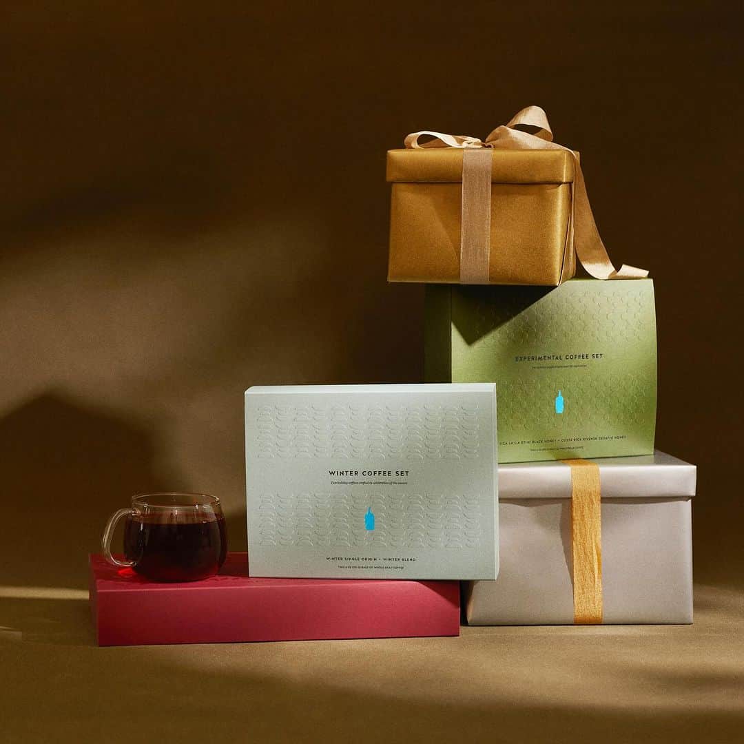 Blue Bottle Coffeeのインスタグラム：「This year, we crafted our holiday coffee sets to pair with the special moments that make up the holiday season.  Our Comforting Set, Experimental Set, and Winter Coffee Set each have their own personalities. Head to our stories to learn more about these unique sets.  Order for a loved one or yourself if any of these sound like you. And don’t forget about our holiday shipping deadline of December 14.」