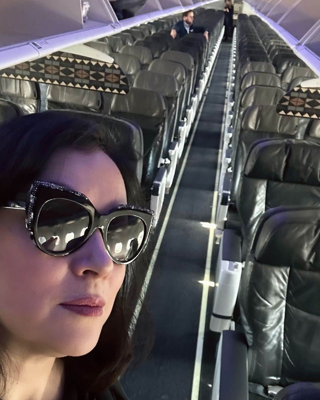 ジェニファー・ティリーのインスタグラム：「First one on the plane! ✈️」