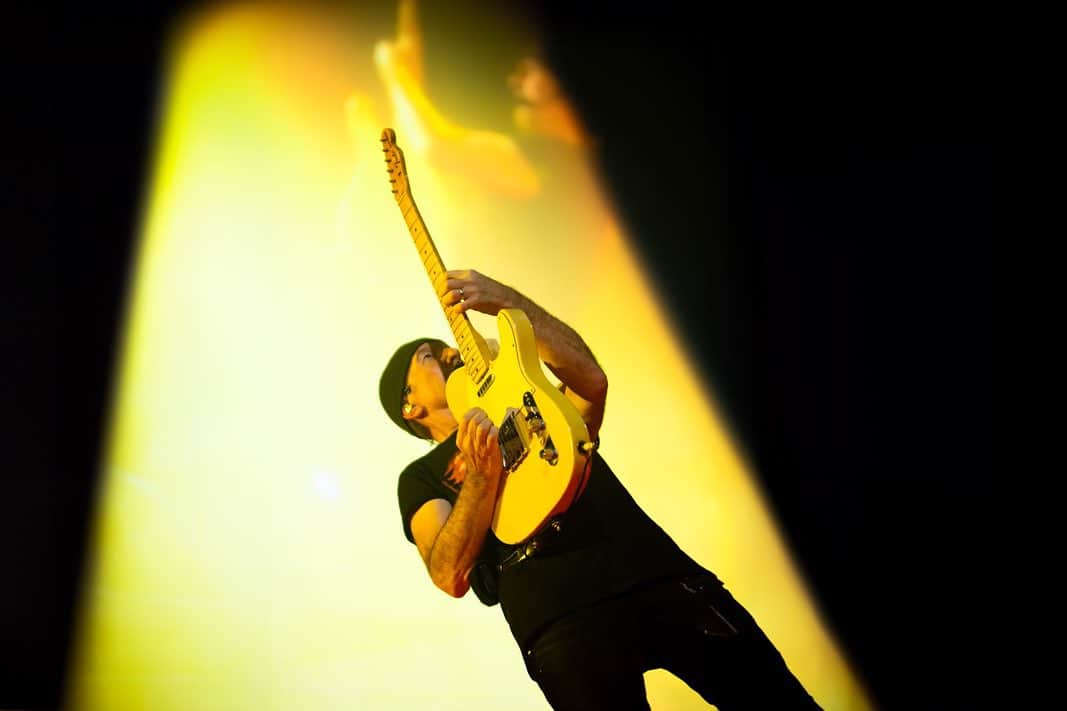 U2さんのインスタグラム写真 - (U2Instagram)「Tickets for the FINAL FOUR U2:UV Achtung Baby shows are on sale today, along with @Vibeepresents VIP and Hotel packages. Visit U2.TICKETMASTER.COM for more information. #U2UVSPHERE   📸: @rossandrewstewart」12月9日 4時01分 - u2