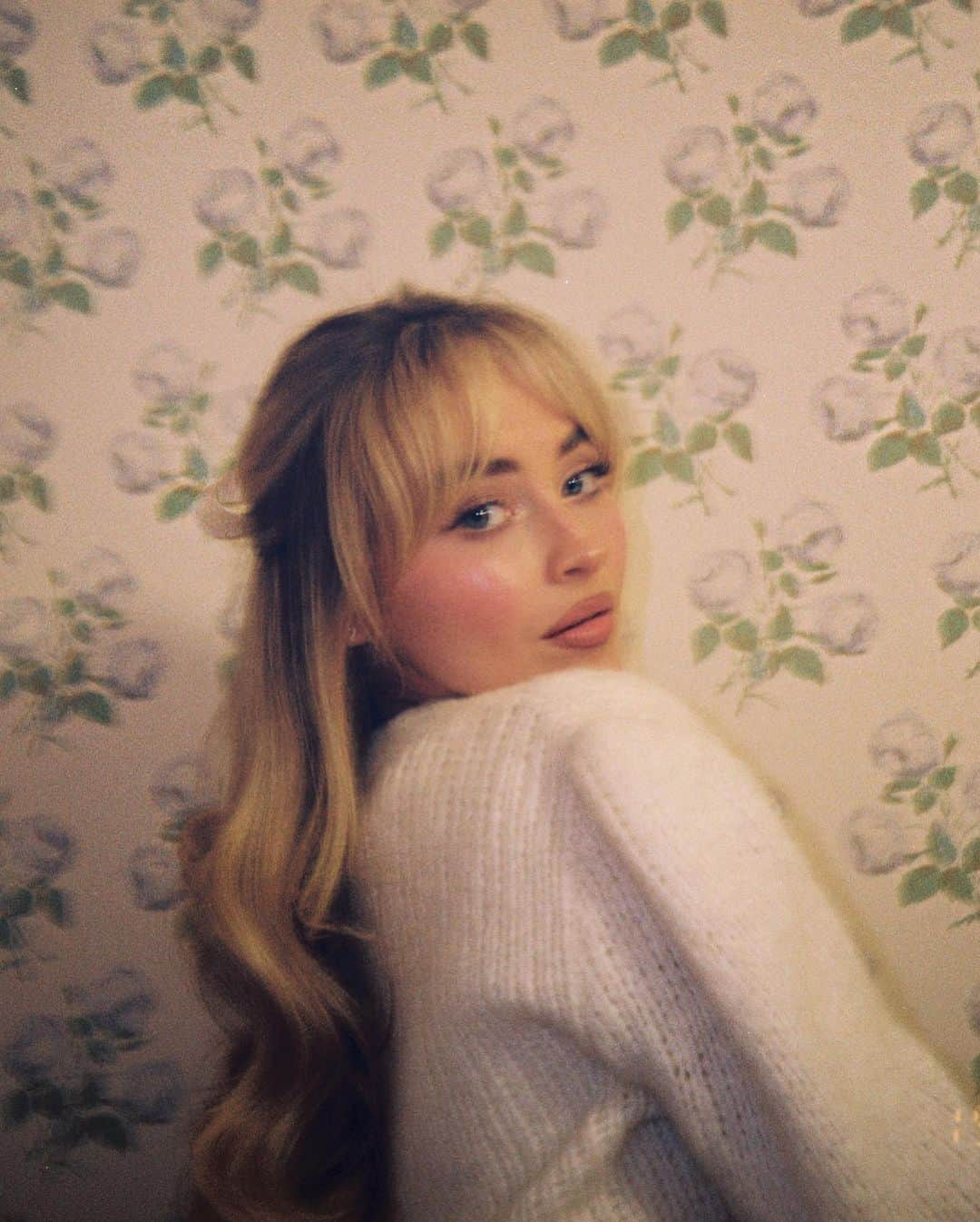 サブリナ・カーペンターさんのインスタグラム写真 - (サブリナ・カーペンターInstagram)「so tell me what’s on your wishlist」12月9日 4時07分 - sabrinacarpenter