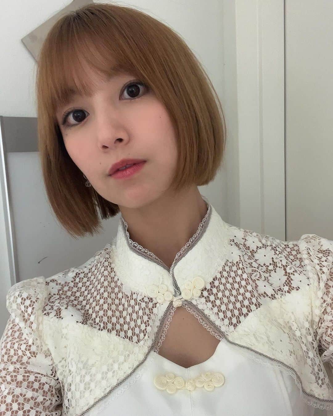 百合沙のインスタグラム：「明るい髪色も似合ってたよね？？？ この衣装メッチャ可愛いのに 盛れてる全身写真がない…😭  #actress #actriz #japanese #japonesa #selca #selfie」