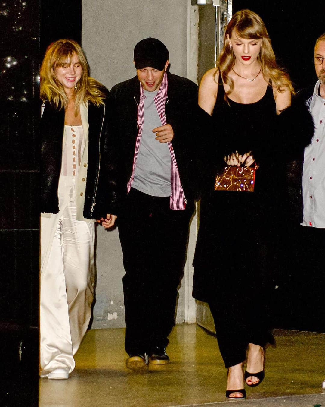 ELLE Czechさんのインスタグラム写真 - (ELLE CzechInstagram)「Name a more iconic trio! Aneb můžeme se přidat do party?  ___ Foto: @gettyimages    #ReadOnELLE #TaylorSwift #RobertPattinson #SukiWaterhouse #NightOut」12月9日 4時22分 - elleczech