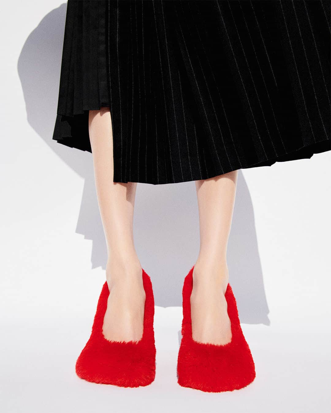 ネッタポルテのインスタグラム：「TEXTURE & COLOR: Elevate your festive outfit with @stellamccartney's faux fur pumps.  Tap the link in bio to shop at #NETAPORTER.」