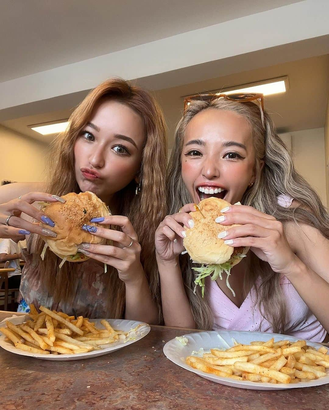 和栗汐里さんのインスタグラム写真 - (和栗汐里Instagram)「Meskla Dos🍔❤️‍🔥  ジャンクフードだけどお肉も分厚くて 肉汁やばいし美味しすぎたから グアム行ったらぜひ行ってほしい✌🏼笑  #guam #グアム #mesklados #pr #hereweguam #グアム旅行」12月9日 4時42分 - shipi0520