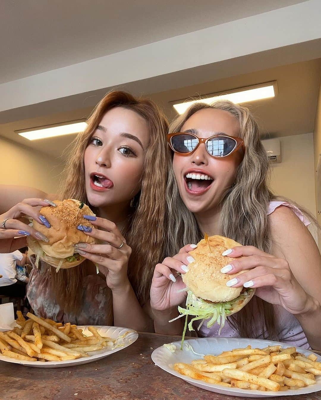 和栗汐里のインスタグラム：「Meskla Dos🍔❤️‍🔥  ジャンクフードだけどお肉も分厚くて 肉汁やばいし美味しすぎたから グアム行ったらぜひ行ってほしい✌🏼笑  #guam #グアム #mesklados #pr #hereweguam #グアム旅行」