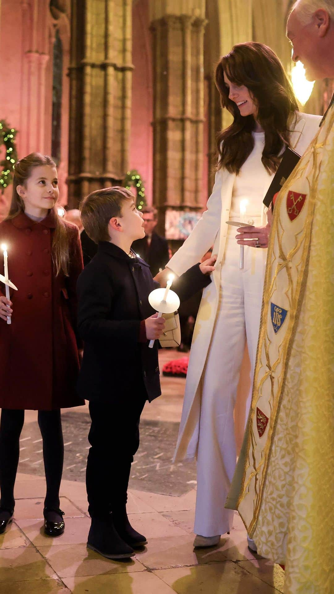 ウィリアム（ケンブリッジ公）のインスタグラム：「Thank you to everyone who has been a part of our special carol service, Together at Christmas.  From the performers whose voices filled Westminster Abbey, to the early years workforce of carers, midwives, nurses and so many more who are not only making a difference to children today but also shaping a happier, healthier world in the future   #ShapingUs」