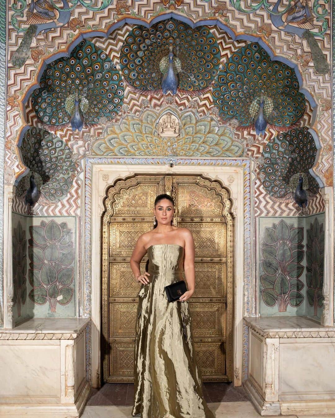 Ralph Laurenさんのインスタグラム写真 - (Ralph LaurenInstagram)「#RalphLauren and Princess Gauravi Kumari welcome guests at the City Palace.  This past weekend, the grand residence of Jaipur’s royal family became the setting for Ralph Lauren’s fundraiser gala, cohosted with Princess Gauravi Kumari in support of the Princess Diya Kumari Foundation (PDKF).   PDKF provides craftsmanship training and education for women in Rajasthan.  Here, #KareenaKapoor, #ChiaraFerragni, Princess #GauraviKumari, #ClaireDeroo, #GurfatehSinghPirzada, #MitaliSagar, #SummiyyaPatni, #DiipaKhosla, and #ManushiChhillar wear #RLCollection and #RLPurpleLabel.  Photography courtesy @lodoclick.」12月9日 4時47分 - ralphlauren