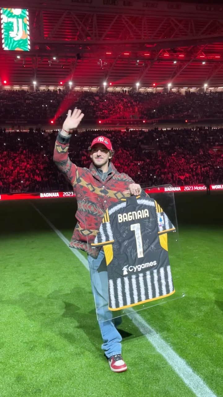 MotoGPのインスタグラム：「Hi @pecco63 👋🤍🖤  #JuveNapoli」