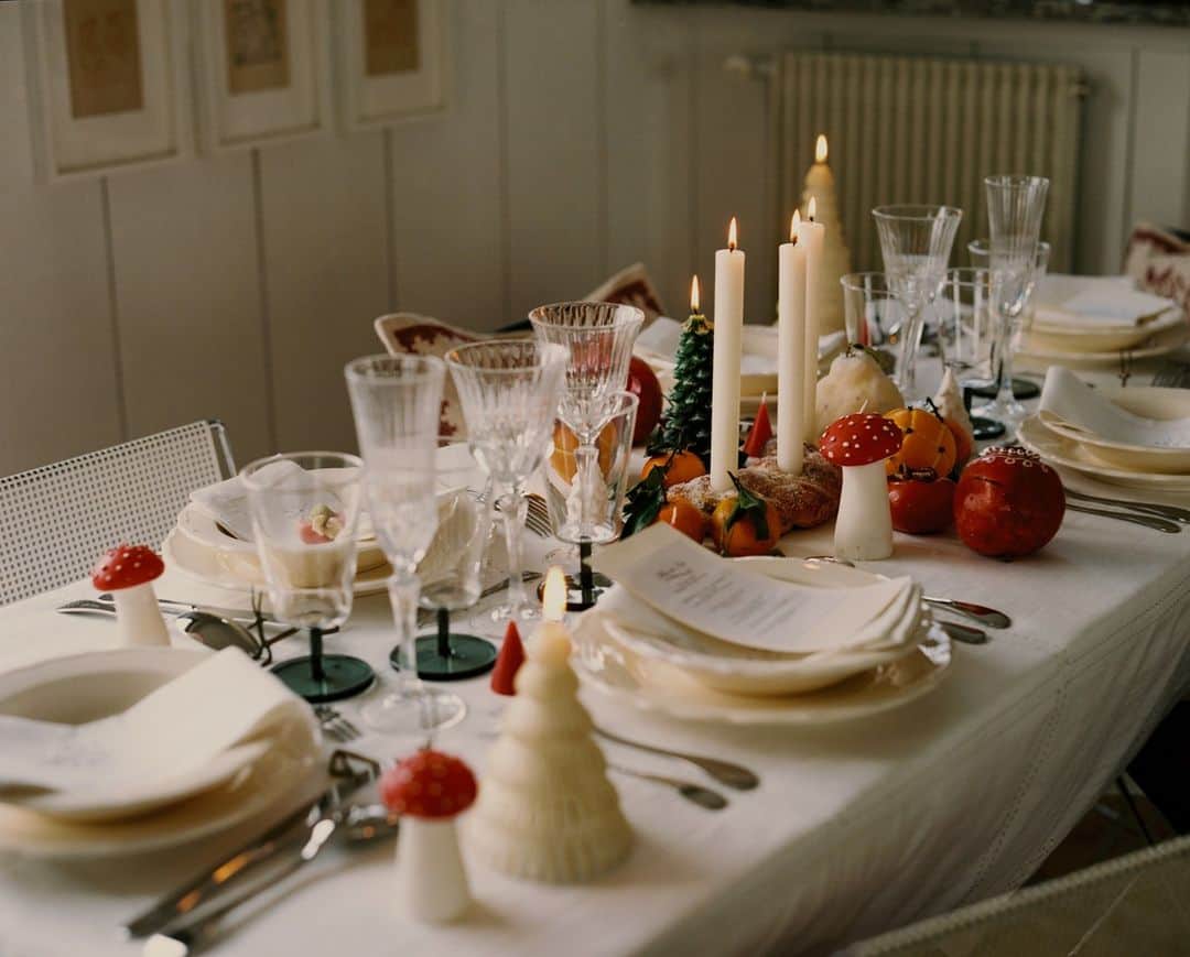 Zara Homeのインスタグラム：「A GUIDE TO SET THE CHRISTMAS TABLE • Discover our festive season guide with ideas and tips for setting a Christmas table at zarahome.com」