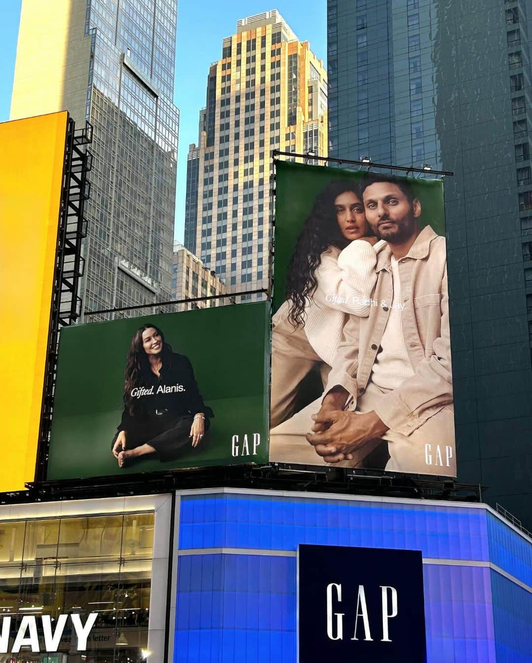 GAPさんのインスタグラム写真 - (GAPInstagram)「Spotted in Times Square. Alanis Morissette, Jay Shetty & Radhi Devlukia for Gap. Holiday 2023.」12月9日 5時02分 - gap