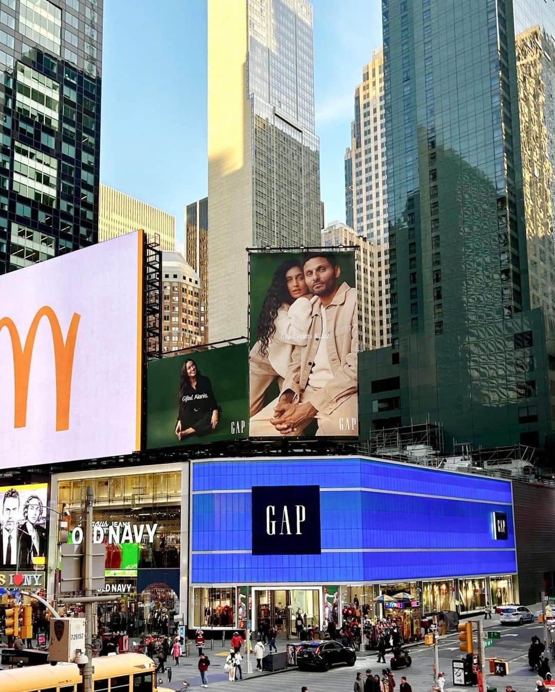 GAPさんのインスタグラム写真 - (GAPInstagram)「Spotted in Times Square. Alanis Morissette, Jay Shetty & Radhi Devlukia for Gap. Holiday 2023.」12月9日 5時02分 - gap