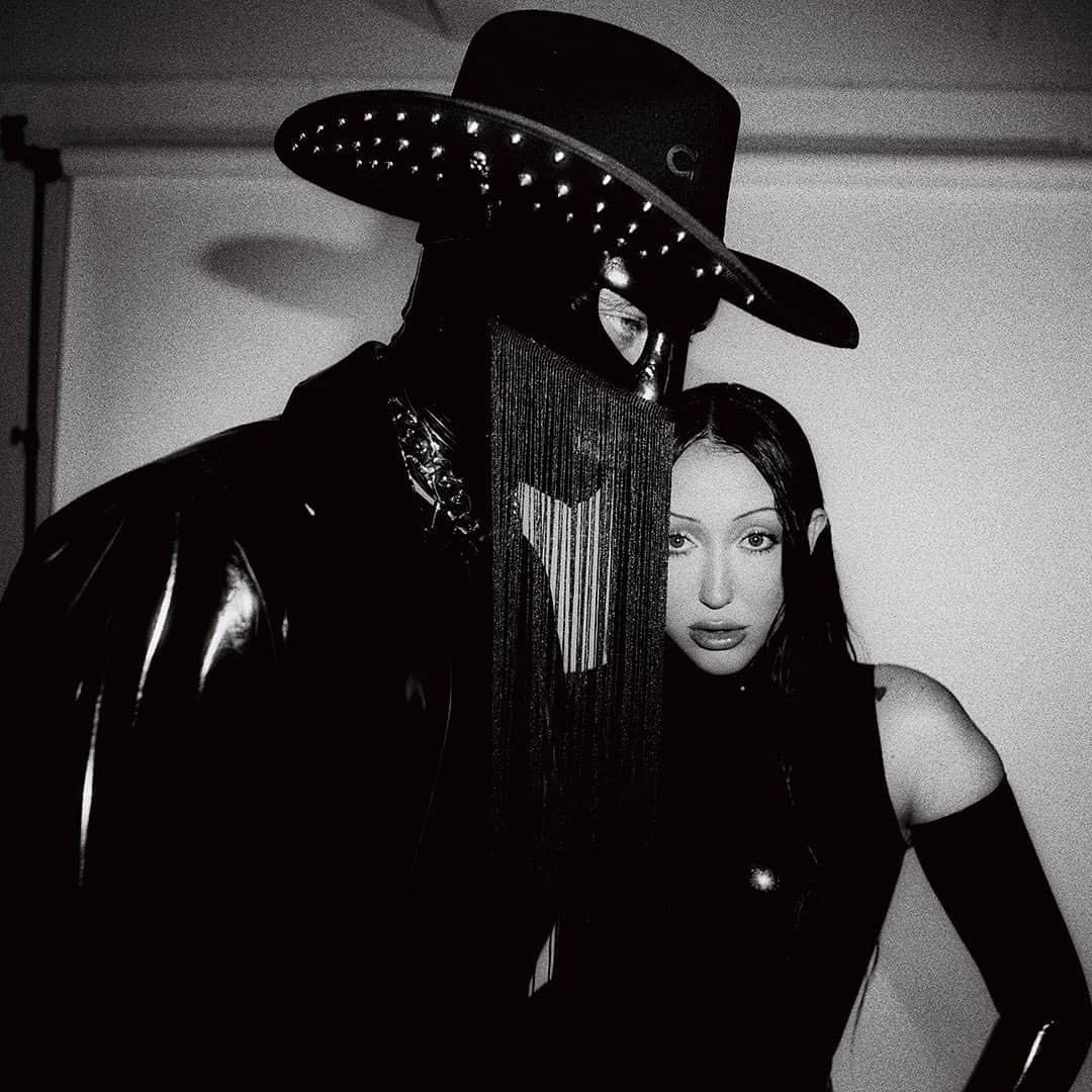 ノア・サイラスのインスタグラム：「orville and me 🖤  wearing @avellano for Marvin Magazine ,, shot by @jmp」