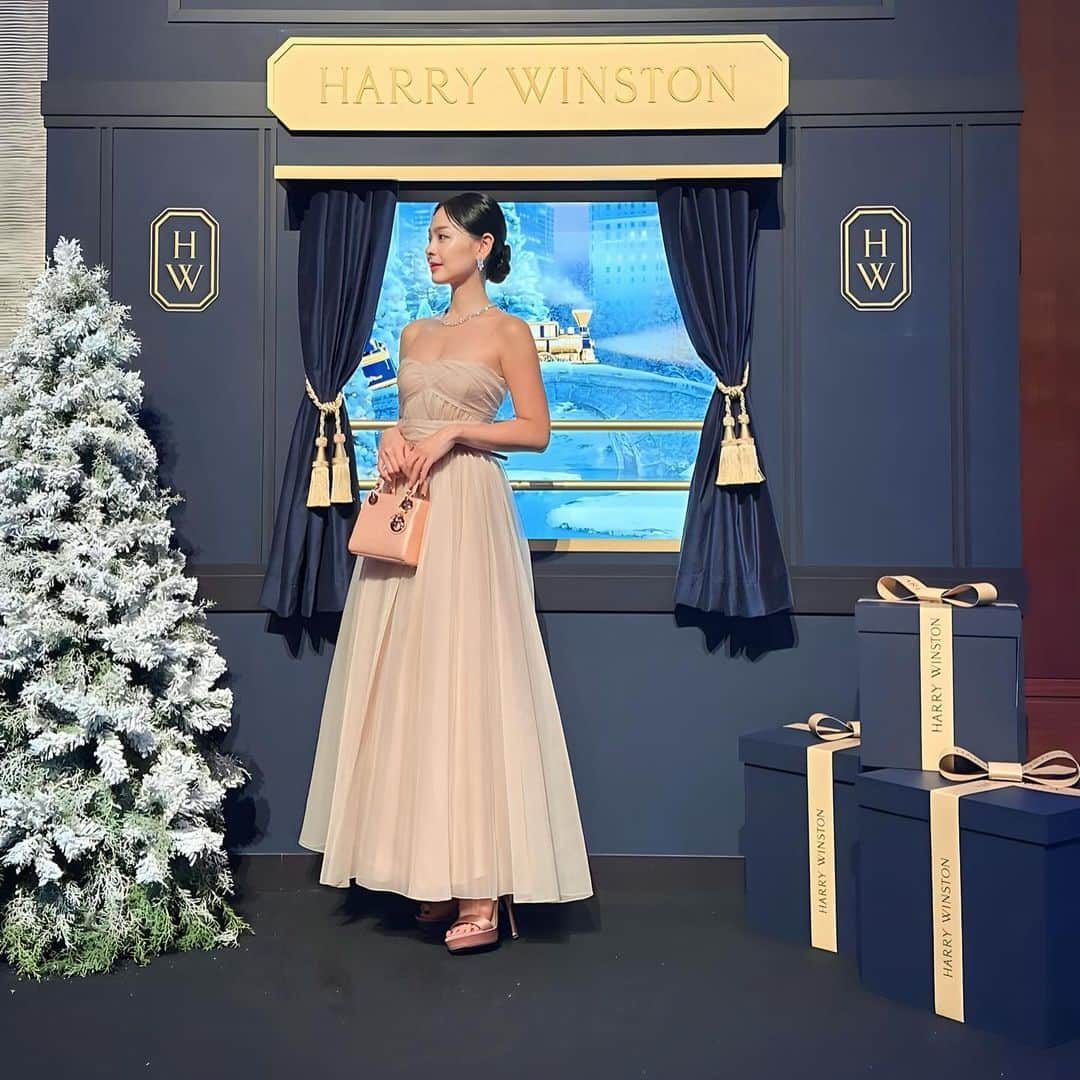 碧井椿のインスタグラム：「@harrywinston  HARRY WINSTON クリスマスパーティー💎  毎年ご招待いただきもう10回目くらいになります🩷 今年も素敵なパーティーでした🥂  ハリーウィンストンのダイヤの輝きは格別✨✨」