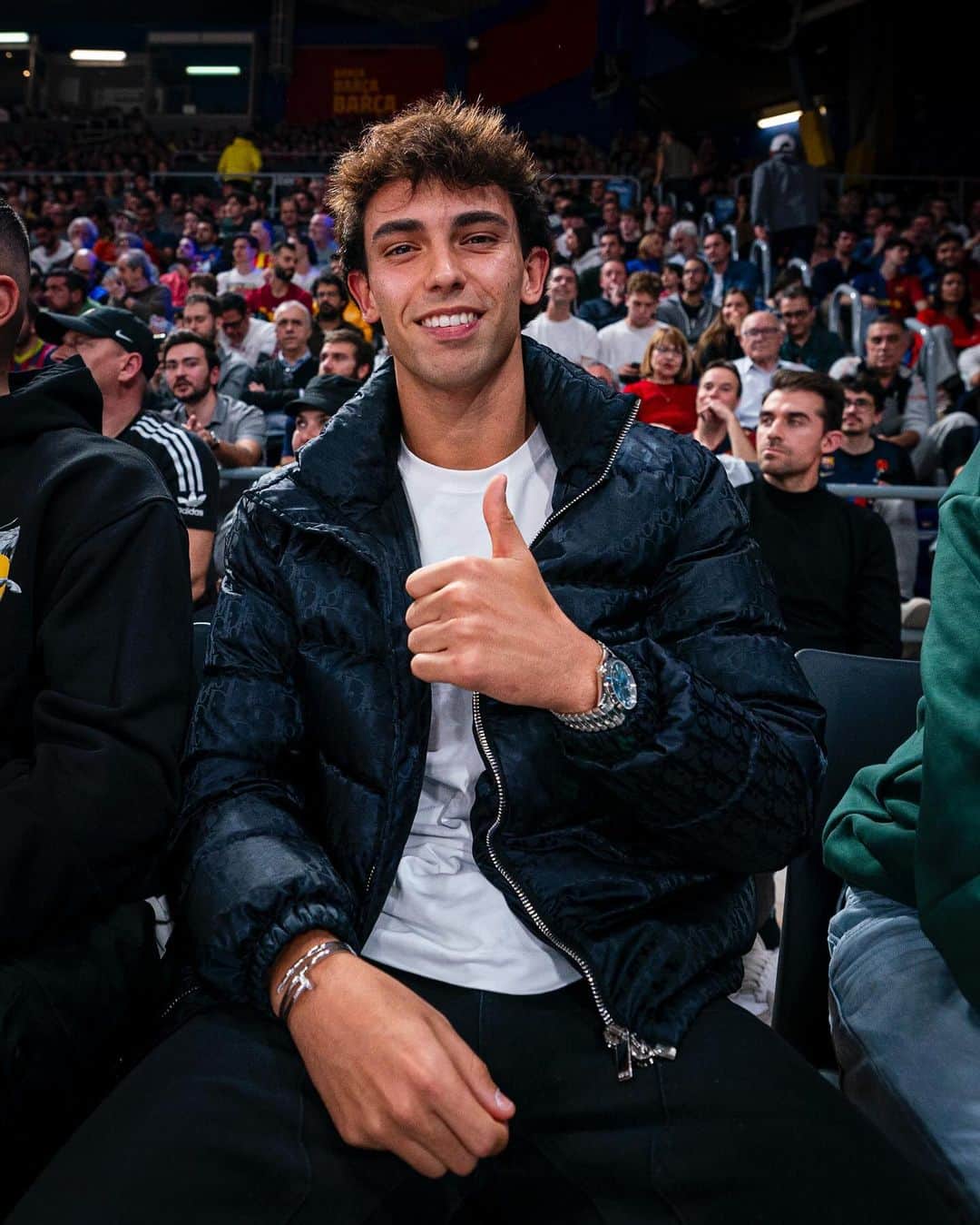 のインスタグラム：「𝑴𝒆𝒏𝒊𝒏𝒐 𝒅𝒆 𝑶𝒖𝒓𝒐 𝒊𝒔 𝒊𝒏 𝒕𝒉𝒆 𝑷𝒂𝒍𝒂𝒖 🏀  Espectador de luxe 🫶 #MésQueUnClub 💙❤️」