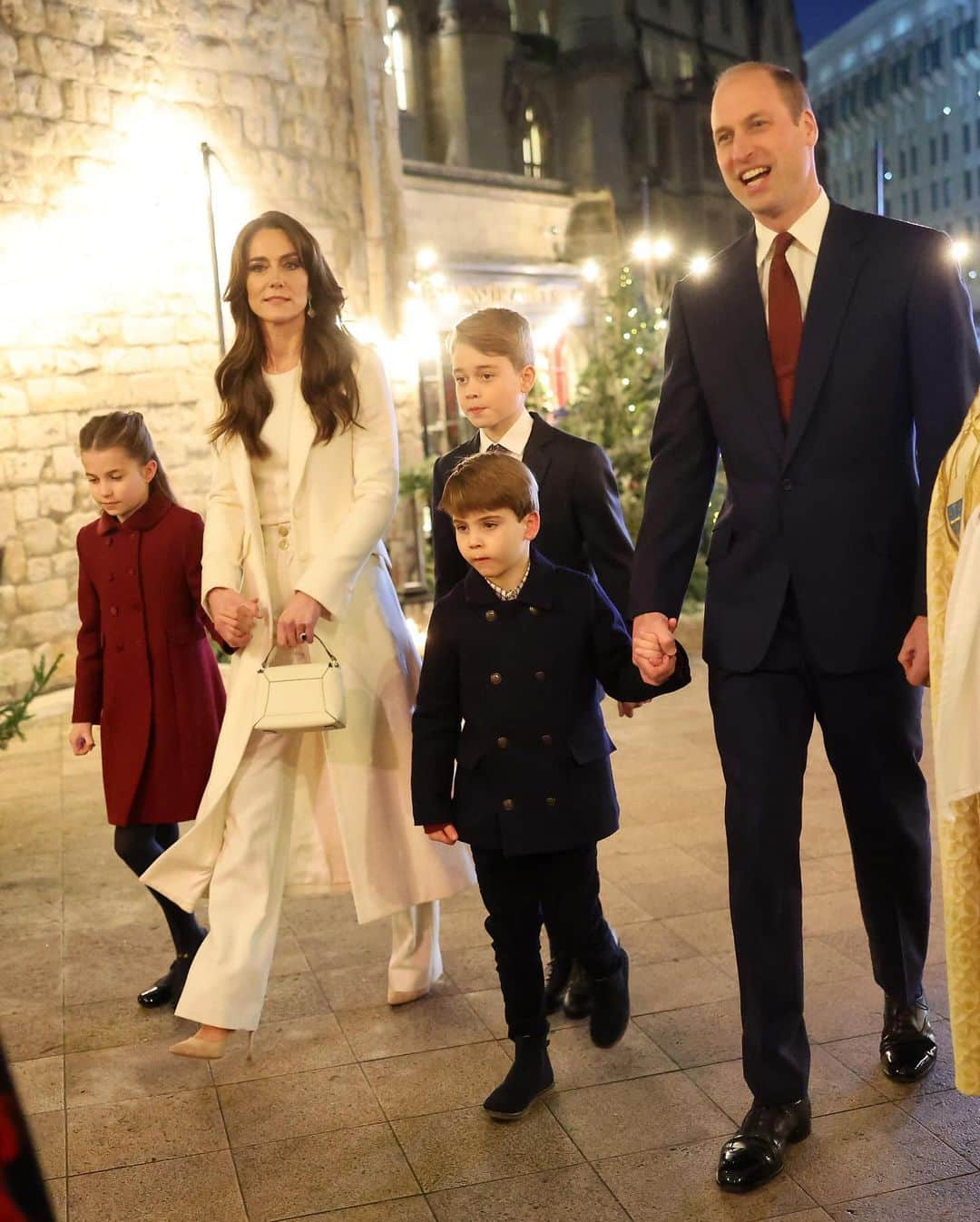 Just Jaredのインスタグラム：「Prince William and Kate Middleton brought all three of their kids to the Christmas Carol Concert at Westminster Abbey on Friday. Head to JustJared.com for so many cute photos of the family! #PrinceWilliam #KateMiddleton Photos: Getty」