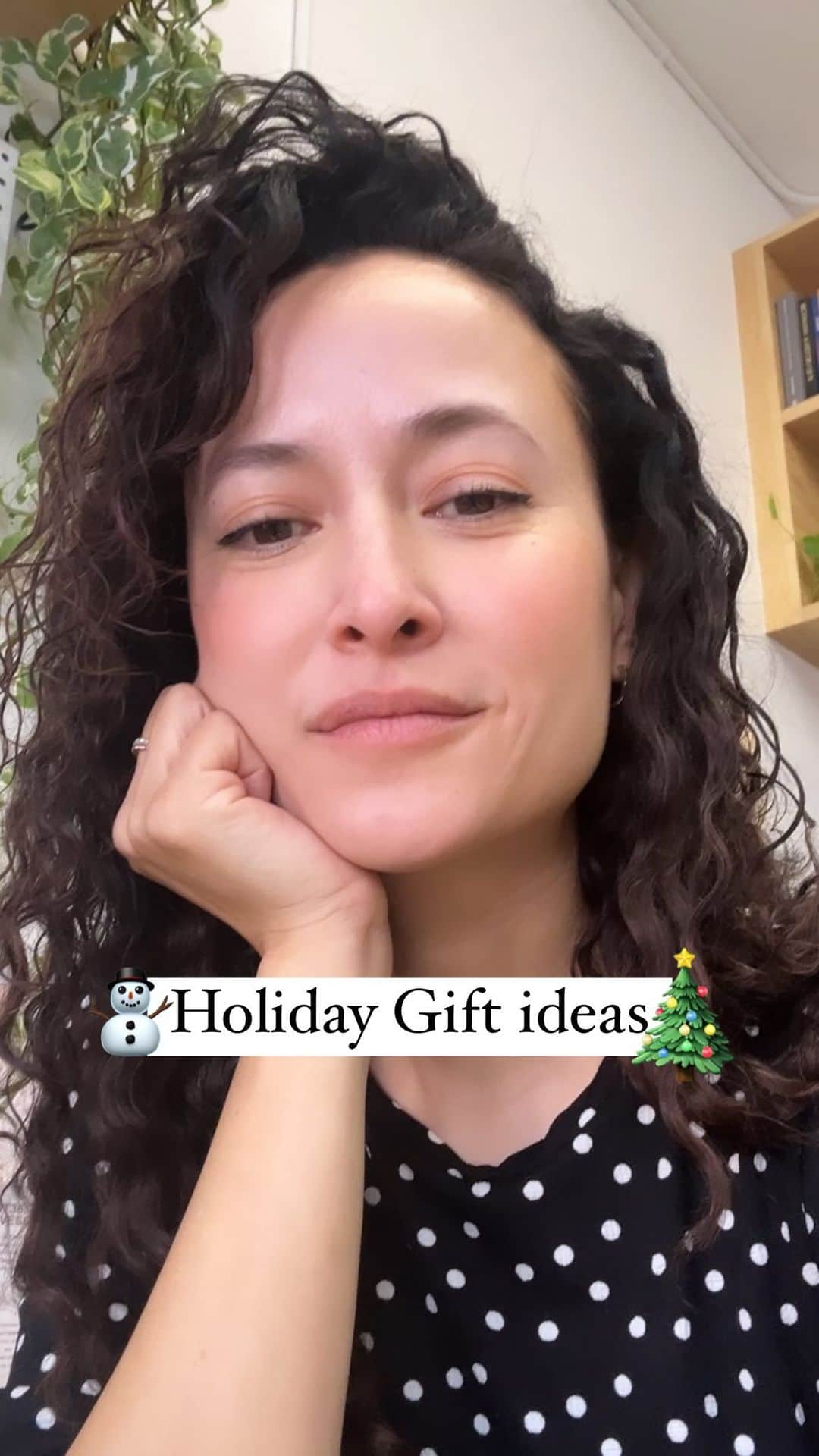 フリーディアのインスタグラム：「Let us help you find the perfect gift @paperplat.co ! There is something here for everyone. If purchasing online, please order before the 18th to make sure you get it on time. Below are all the products in the video.   •Hobonichi starters kit •Stalogy Journaling Set •Watercolor gift set •Dodger Dog gift set •Fountain Pen beginner set •Travelers Notebook Cover •Punilabo Standing Pen Case •Adeira Tsuyoiko glass or set •Cat pencil pouch  •Classiky Wooden boxes and Yoga Santa postcards  #giftideas #giftsforhim #giftsforher #gifts #paperplantco #holiday #holidayshopping #holidayshoppingmadeeasy」