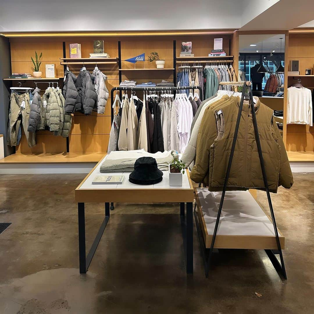 ナウさんのインスタグラム写真 - (ナウInstagram)「Our Flagship Retail store in Portland’s Pearl District is looking nice and cozy! ☺️🌿 swing by NW 11th and NW Everett when you’re out and about @downtownpdx @pearldistrict.pdx 🎁free gift with purchase while supplies last🧣  #shoppdx #retailtherapy #pnwstyle #fashionthatfeelsgood」12月9日 5時22分 - nauclothing