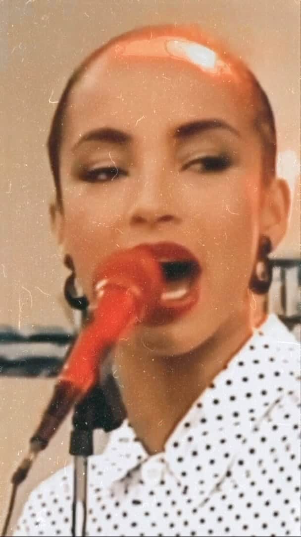 エヴァ・メンデスのインスタグラム：「SADE @sade is everything!  Her voice. Her face.  Her talent. Her hair. Her everything.   Her outfit here is my dream look. Buttoned up Poka Dots, hoops and gloves. Gloves ?!Yes please.   ♥️」