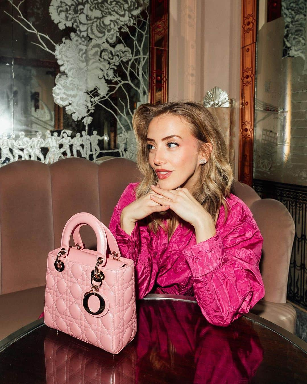 サラ・ミカエラさんのインスタグラム写真 - (サラ・ミカエラInstagram)「I feel like pink and I have had a lot of fun in 2023, however we certainly had our most regal moment this week with @dior for Christmas lunch at the Chef’s Table at @claridgeshotel 💕   Photos by best @moeez   #SuppliedbyDior #Dior」12月9日 5時31分 - srhmikaela