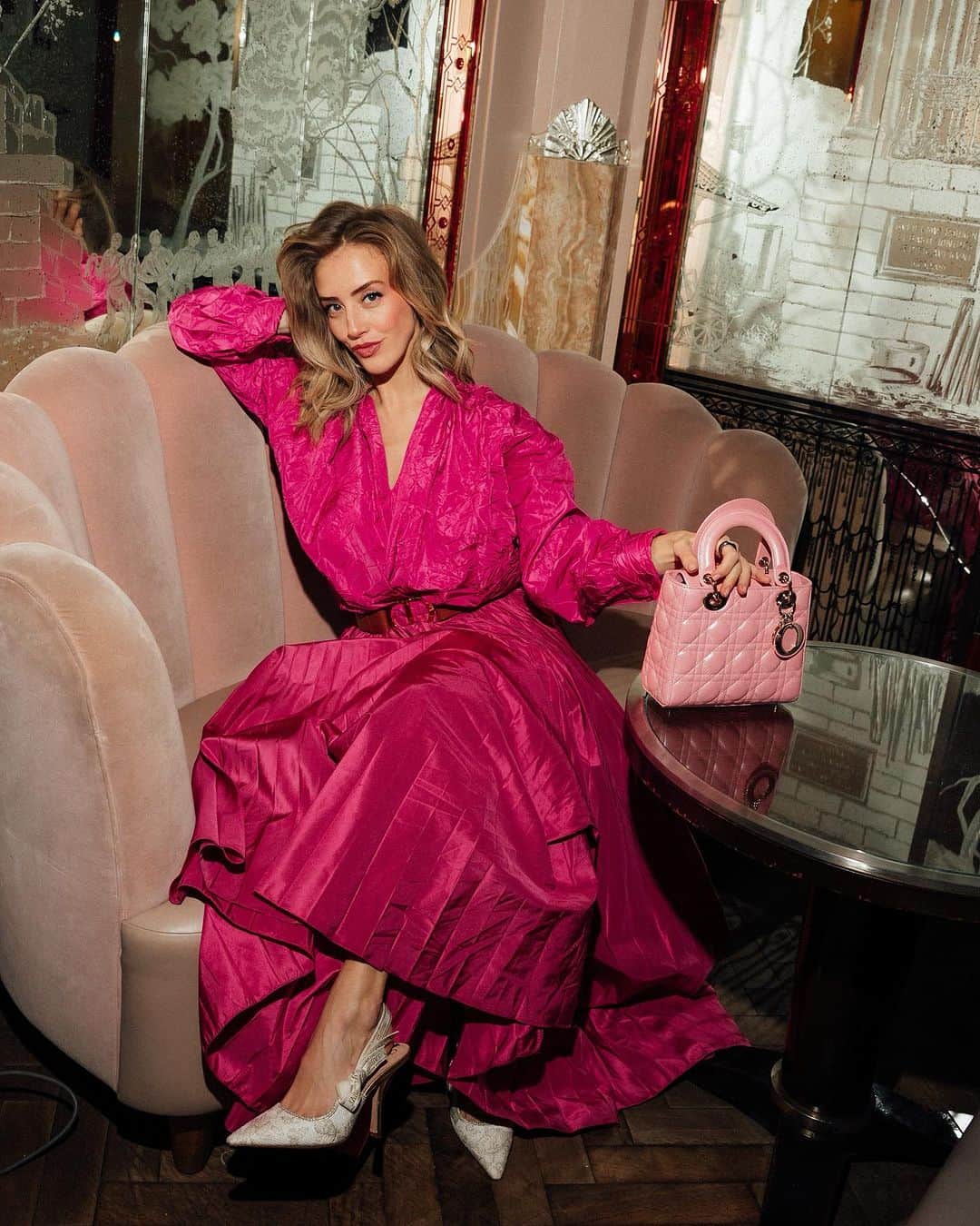 サラ・ミカエラのインスタグラム：「I feel like pink and I have had a lot of fun in 2023, however we certainly had our most regal moment this week with @dior for Christmas lunch at the Chef’s Table at @claridgeshotel 💕   Photos by best @moeez   #SuppliedbyDior #Dior」