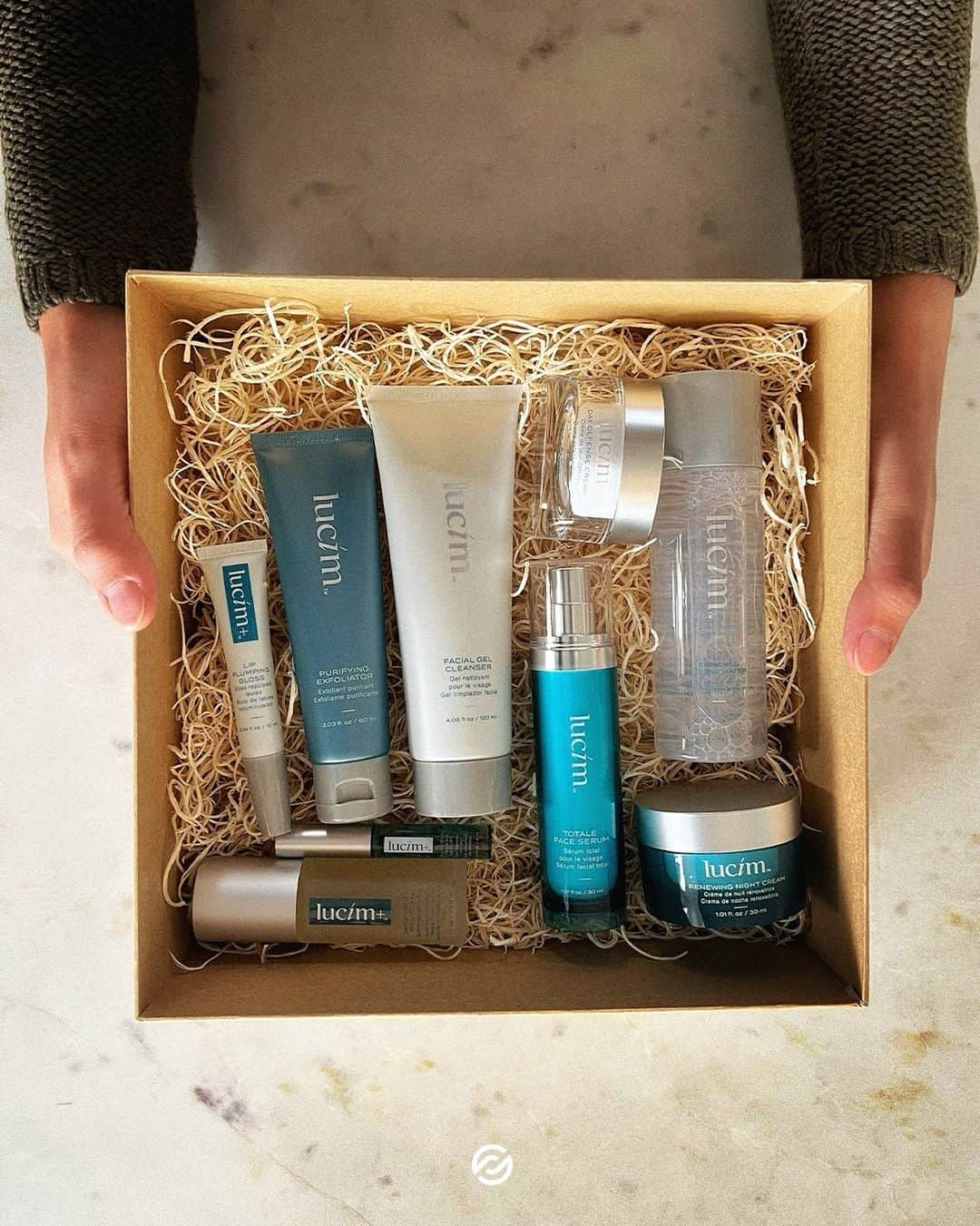 ARIIX Officialのインスタグラム：「3 Skin Care Tips for the Holiday Glow-Getter   ✨ Prioritize beauty sleep to combat stress ✨ Practice a skin care ritual ✨ Keep your sweet tooth in check  Read our latest blog to find out how to ✨glow through winter’s gloom, ❄️ discover moisture amidst dry air and ❄️ shine bright despite shorter days with #Lucim, which features nine patents on ingredients and brings radiance to skin all season long. And the best part? You can save a beautiful amount on Lucim™ products!  #lucim」