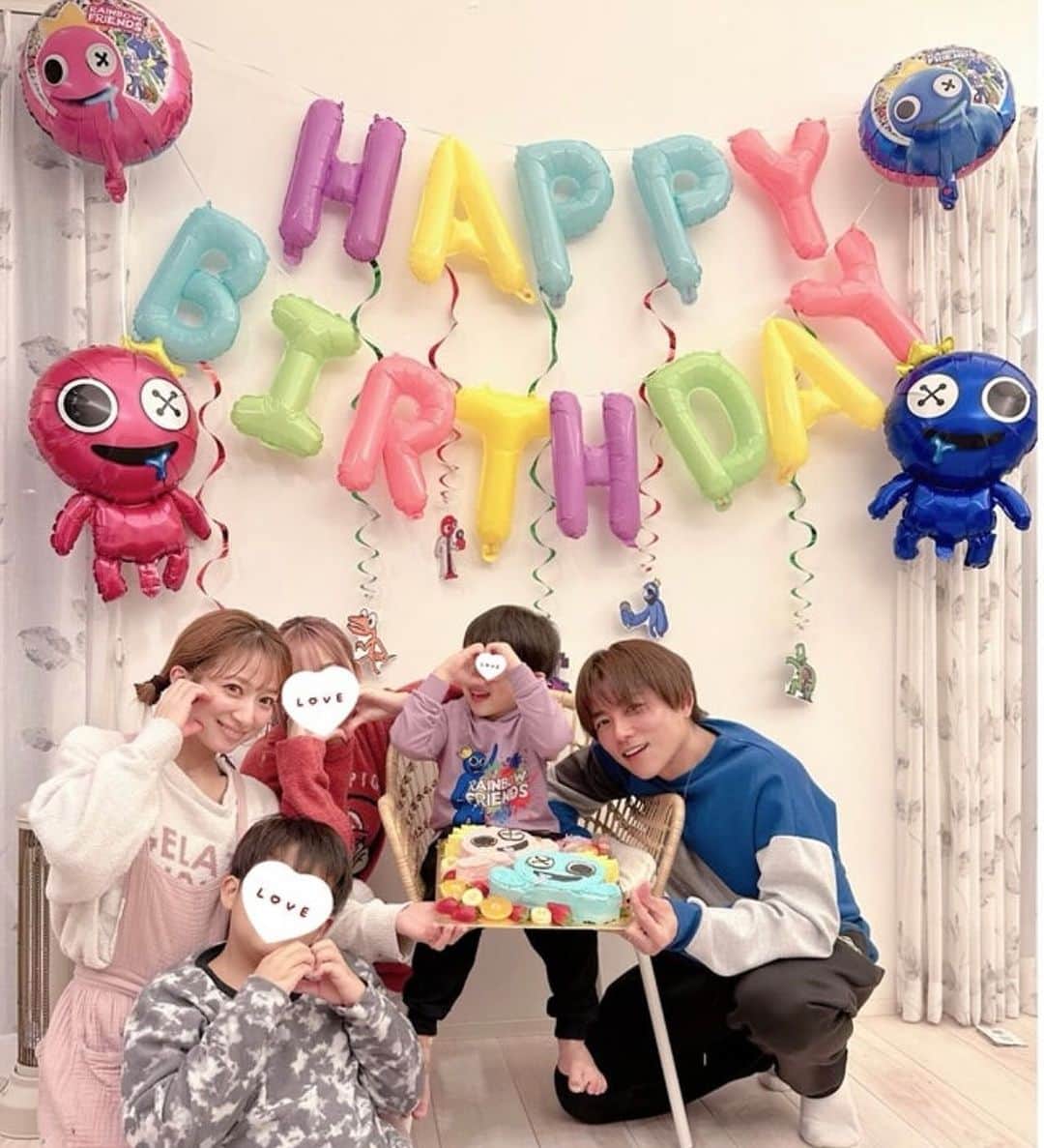 杉浦太陽のインスタグラム：「三男・幸空の誕生日🎂🎊 みんなでお祝いしました👏  溢れる想いはblogに綴ってますので、 よろしければご覧ください✨🥰✨  @sugiurataiyou_official  #幸空 #コア #三男 #5歳の誕生日  #大好きだよ❤️」