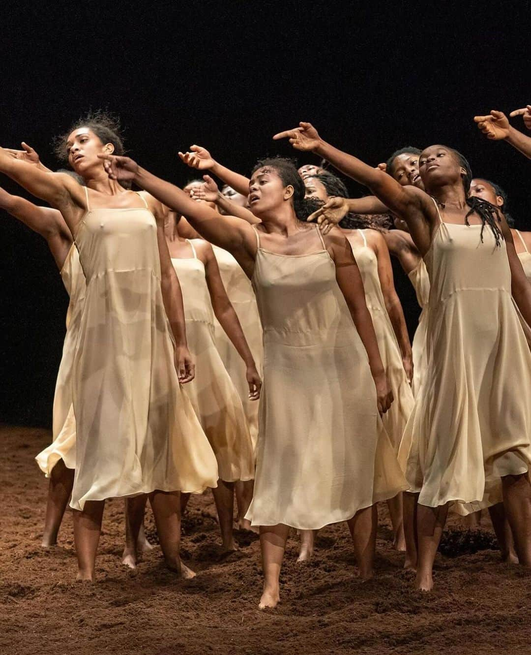 トームさんのインスタグラム写真 - (トームInstagram)「Well that was EPIC! Thank you for taking me @mrglennon #repost @parkavearmory   “extraordinary…this ‘Rite,’ even more than relevant, is alive, with blistering clarity”—@nytimes, Critic’s Pick  Check out photos from this week’s New York premiere of “The Rite of Spring / common ground[s],” and head to the link in our profile to read the full @nytimes review of “this striking double bill,” a collaboration among the @pinabauschfoundation, @sadlers_wells, and @ecoledessables now playing through December 14.  #PinaBausch #ParkAvenueArmory #NY #NYC #NewYork」12月9日 5時58分 - tomenyc