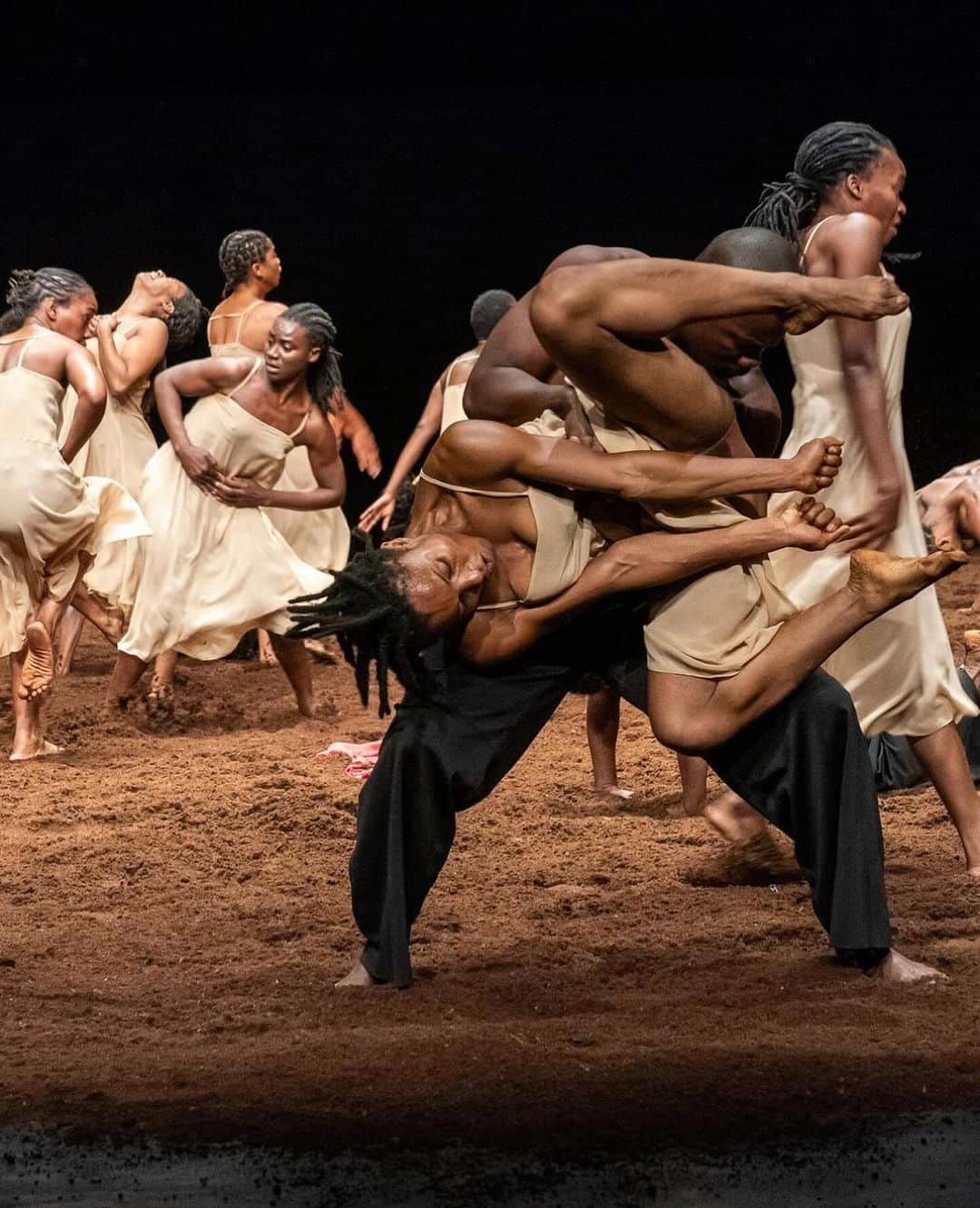 トームのインスタグラム：「Well that was EPIC! Thank you for taking me @mrglennon #repost @parkavearmory   “extraordinary…this ‘Rite,’ even more than relevant, is alive, with blistering clarity”—@nytimes, Critic’s Pick  Check out photos from this week’s New York premiere of “The Rite of Spring / common ground[s],” and head to the link in our profile to read the full @nytimes review of “this striking double bill,” a collaboration among the @pinabauschfoundation, @sadlers_wells, and @ecoledessables now playing through December 14.  #PinaBausch #ParkAvenueArmory #NY #NYC #NewYork」