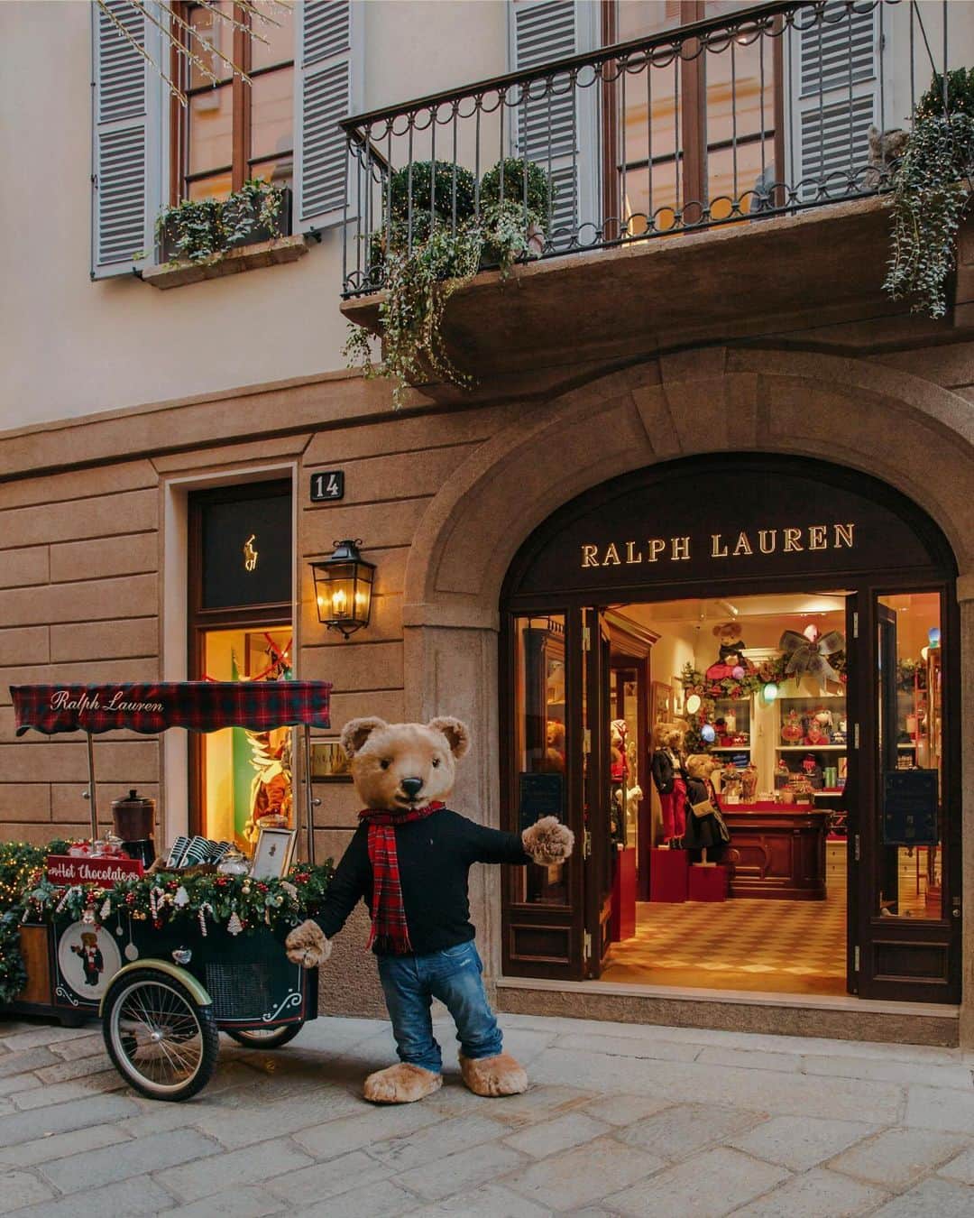Polo Ralph Laurenのインスタグラム：「Our iconic flagships across the world capture the magic of #RLHoliday through elegant vignettes of seasonal greenery and sparkling lights.  Inside, guests enjoy our bespoke #RalphLauren gifting services, available in stores.  #PoloRalphLauren」