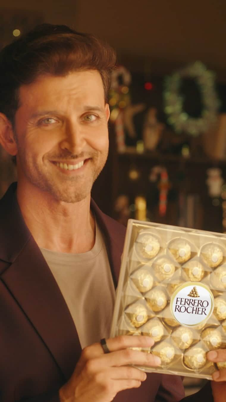 リティク・ローシャンのインスタグラム：「Light up the holiday season with the golden gift of #FerreroRocher, just like I plan to celebrate with my Family this #Christmas ✨  #LightUpYourChristmas #AD」