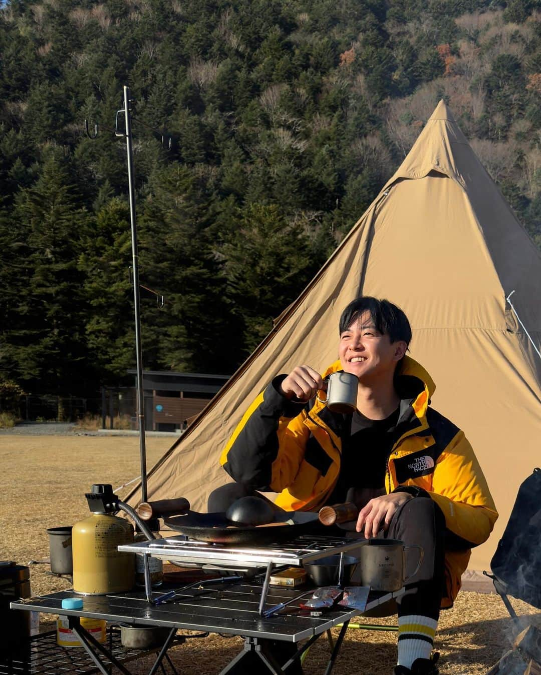 高島豪志さんのインスタグラム写真 - (高島豪志Instagram)「. 初の冬キャンプ満喫できたー！🏕️  前回行った時より富士山の雪の量も増えてて違う景色を楽しめました！冬のキャンプ寒いと思いきや温かい料理と焚き火があれば暖かかったし、今回行ったキャンプ場の洗い場はお湯が出たので冷たい水で洗い物をしなくてよかったから助かった！  是非皆さんもキャンプ始めてみては？笑  #高島豪志 #キャンプ男子 #キャンプ好き #朝霧basecampそらいろ #キャンプ料理 #ポトフ #ビーフシチュー #アヒージョ #キャンプ料理 #富士山🗻 #キャンプ初心者」12月9日 16時51分 - tsuyoshi_takashima_official