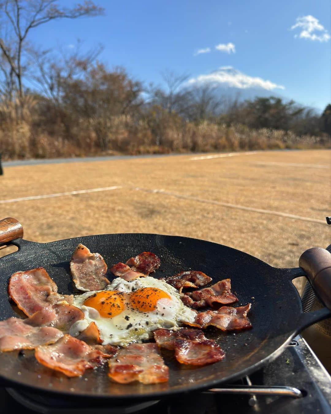 高島豪志さんのインスタグラム写真 - (高島豪志Instagram)「. 初の冬キャンプ満喫できたー！🏕️  前回行った時より富士山の雪の量も増えてて違う景色を楽しめました！冬のキャンプ寒いと思いきや温かい料理と焚き火があれば暖かかったし、今回行ったキャンプ場の洗い場はお湯が出たので冷たい水で洗い物をしなくてよかったから助かった！  是非皆さんもキャンプ始めてみては？笑  #高島豪志 #キャンプ男子 #キャンプ好き #朝霧basecampそらいろ #キャンプ料理 #ポトフ #ビーフシチュー #アヒージョ #キャンプ料理 #富士山🗻 #キャンプ初心者」12月9日 16時51分 - tsuyoshi_takashima_official