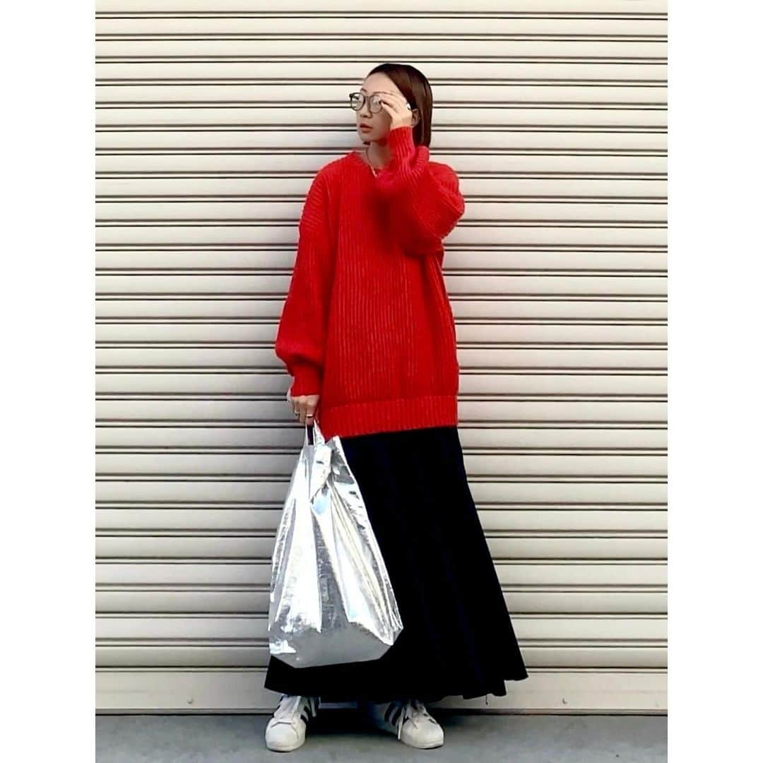 rainbowkwok2さんのインスタグラム写真 - (rainbowkwok2Instagram)「. 少し長めの赤いニット🧶 デニムとの相性も良さそう👖  knit @arholiday skirt @louere.official outer @tiptop_pocket_official  . . . #code #outfit #ootd . . . 詳しくは#wear で見てね♥︎ wear account → sizu0618 . . . #pr#コーディネート#Locari#着回し#着回しコーデ #着回しアイテム#トレンドコーデ#大人カジュアル#カジュアルコーデ#コーデ#zozotown#秋冬コーデ#秋コーデ#2023fw#冬コーデ#louere#tipコーデ#tiptop_pocket #AuntieRosaHoliday #arholiday#アンティローザホリデー#片畦オーバーサイズニット」12月9日 16時54分 - sizu_oksam