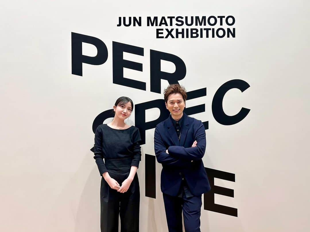 久保史緒里のインスタグラム：「. JUN MATSUMOTO EXHIBITION 「PERSPECTIVE‐時をつなぐ眼差し‐」  お誘いいただき、お邪魔させていただきました。 松本さんとご一緒させていただいた際に感じた、 想いや温度。 私として。五徳として。 言葉だけでは無く、目に見えないものにとても救われ、 背中を押されていた期間。 それらを目で、耳で、心で感じられる空間。 輪郭のあるものを そのままの形で受け取ることができるぜいたく。 改めて、この作品でご一緒させていただけたご縁に 感謝の想いが溢れました。 この度は開催本当におめでとうございます。 素敵な時間をありがとうございました…！  #松本潤PERSPECTIVE展」