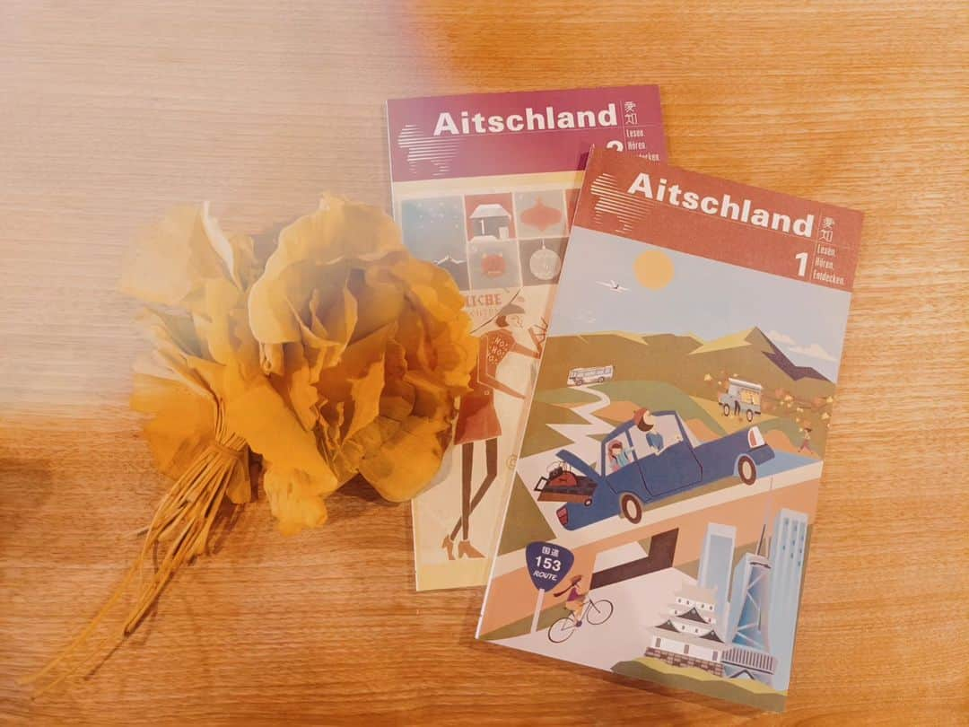 イレーネのインスタグラム：「Aitschland 2に合わせて改めて1も沢山ご注文いただいていて嬉しいです🥹　@aitschland  ひとつずつ自分で丁寧に梱包しているのですが、毎回ついつい手にとって開いてちょっと読んでしまうくらいには引き込まれる、この上なく手前味噌ですが結構良い感じに出来上がってるとおもうのですへへ  オオサンショウウオのように長く愛されますように... 久々にアクア・トト行ったらやっぱり最高だった  プロフィールのリンクからぜひどうぞ」