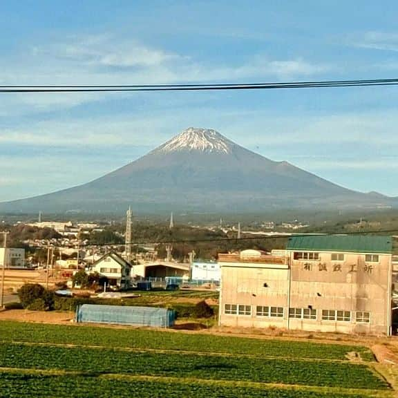 桑田ます似さんのインスタグラム写真 - (桑田ます似Instagram)「意外と新幹線から富士山撮るのって難しいですよね。 電線と電柱、防音壁をかいくぐりパシャリ」12月9日 15時33分 - masunikuwata