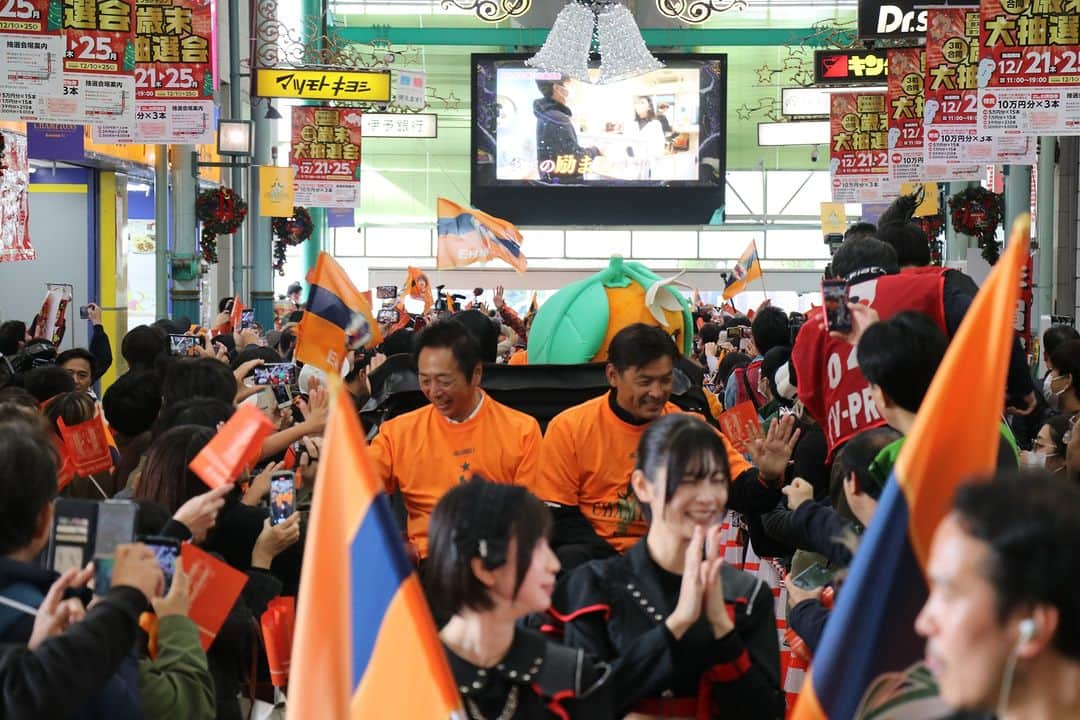 愛媛FCさんのインスタグラム写真 - (愛媛FCInstagram)「今シーズン優勝へと導いてくれたファン・サポーターの皆さまに感謝の気持ちを込めて「J3優勝記念パレード」を開催いたしました🧡  皆さまのおかげで最高の雰囲気の中、パレードを実施できました✨  ご協力くださりました銀天街・大街道の皆さま、本当にありがとうございました😆  #ehimefc #愛媛FC」12月9日 15時48分 - ehimefc12