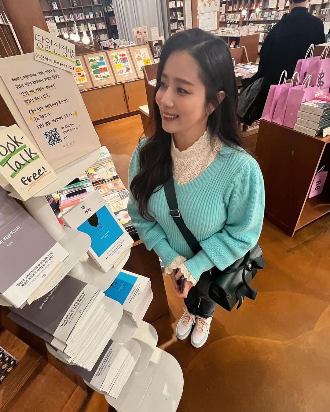チェ・ソンヒョンのインスタグラム：「#종이위의직관주의자 #북콘서트  어제 #광교책발전소   페라리-벤츠-아우디를 거쳐 니오의 수석 디자이너로 뮌헨에서 일하고 있는 멋짐이 넘쳐 흐르는 박찬휘 작가님👍😍 차잘못알이라 오라버니의 자동차 디자이너로서의 위대한 업적을 세세히 알지 못하지만,  그 경험이 담긴 두권의 책 #딴생각 #종이위의직관주의자 의 저자 박찬휘 작가님은 진짜 짱이라고 말씀드립니다👍👍👍  낭만과 감성이 가득해 또 가고 싶은 책방 #책발전소에서  20년 세월이 더해져 따뜻한 시간😊」