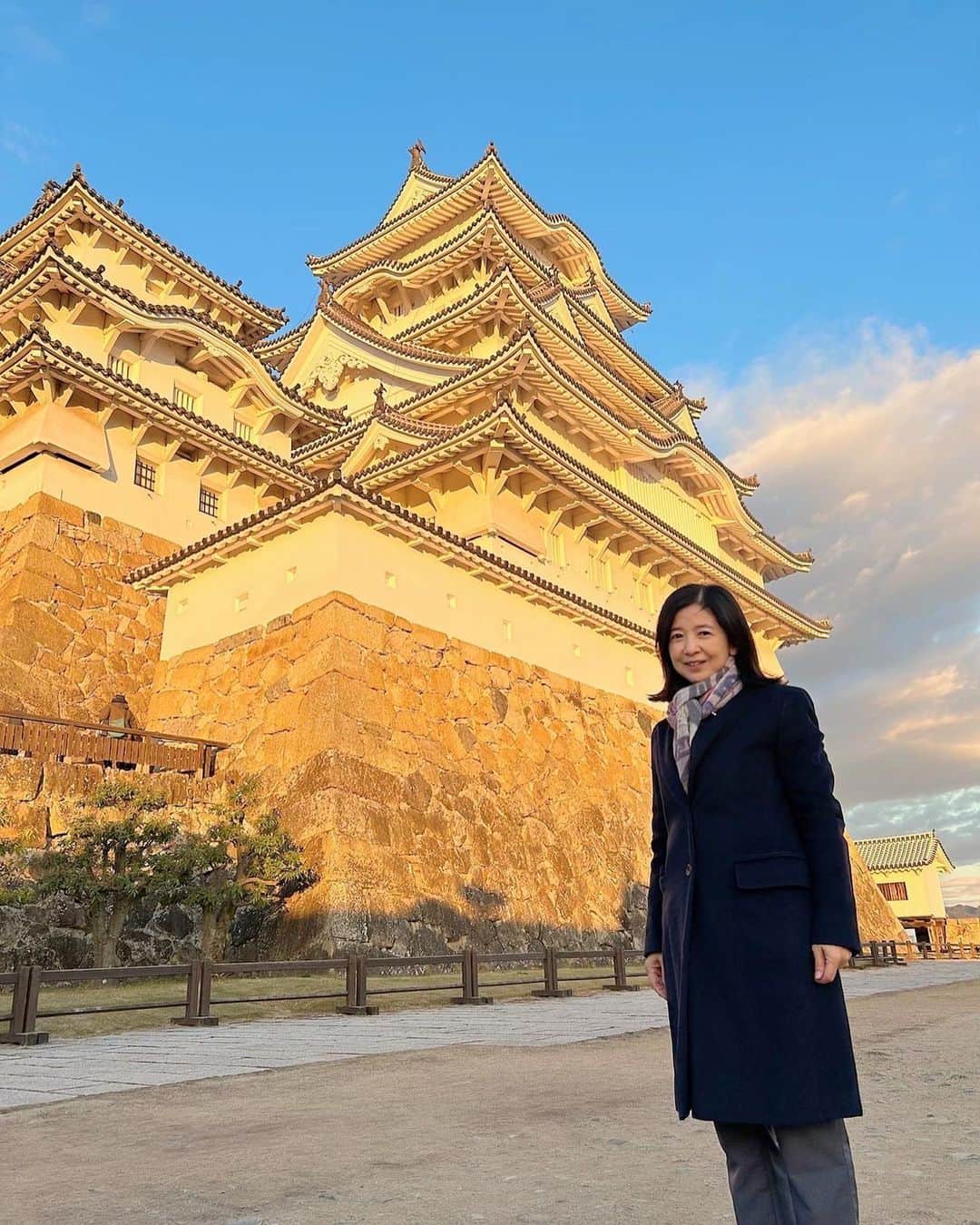 宮崎美子のインスタグラム：「. 皆さん、こんにちは。 先日初めて姫路城へ行ってきました。 夕陽を浴びて金色の姫路城 なんだかいいことありそうですね♪  #姫路城　#世界遺産」