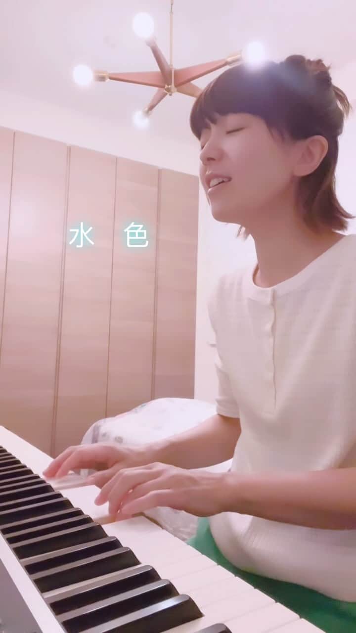 熊木杏里のインスタグラム：「UAさんの水色。教えて貰ったカレン・モクさんの動画を見ながら、中国語を真似してみました。  実はこの間の中国ツアーで、「今の発音は何点だった？」と ステージから尋ねたところ、「聴くことが難しい.聴くに耐えない」という意味の「なんてん」と発音する言葉があるようで  みんな優しく「そんなことないよ！」と言ってくれました。笑  勉強になります。  (この動画は夏の終わりに撮りました⛲️)  穏やかに元気でありますように。」