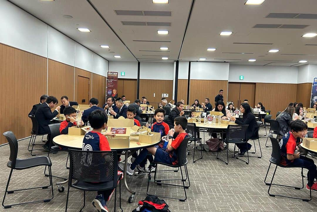 ジーコさんのインスタグラム写真 - (ジーコInstagram)「Em mais uma visita a Escola de Futebol Zico 10 - Yukawa, em Toyama, pude responder a garotada e também a alguns patrocinadores algumas curiosidades de minha carreira. Um bom almoço, ótimo bate papo, fotos e autógrafos. Até ano que vem e obrigado a todos pelo carinho de sempre.」12月9日 15時55分 - zico