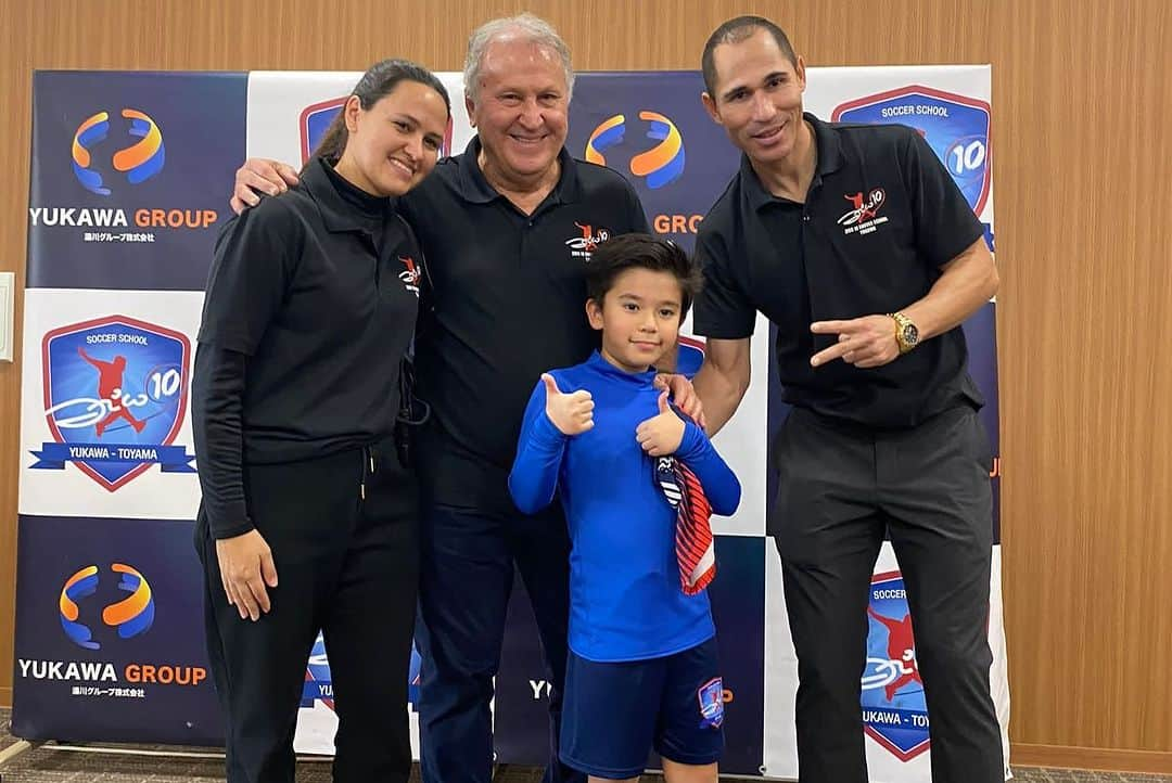 ジーコさんのインスタグラム写真 - (ジーコInstagram)「Em mais uma visita a Escola de Futebol Zico 10 - Yukawa, em Toyama, pude responder a garotada e também a alguns patrocinadores algumas curiosidades de minha carreira. Um bom almoço, ótimo bate papo, fotos e autógrafos. Até ano que vem e obrigado a todos pelo carinho de sempre.」12月9日 15時55分 - zico