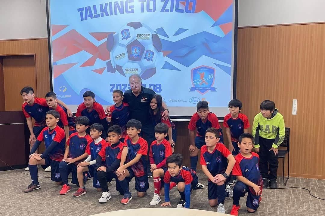 ジーコさんのインスタグラム写真 - (ジーコInstagram)「Em mais uma visita a Escola de Futebol Zico 10 - Yukawa, em Toyama, pude responder a garotada e também a alguns patrocinadores algumas curiosidades de minha carreira. Um bom almoço, ótimo bate papo, fotos e autógrafos. Até ano que vem e obrigado a todos pelo carinho de sempre.」12月9日 15時55分 - zico