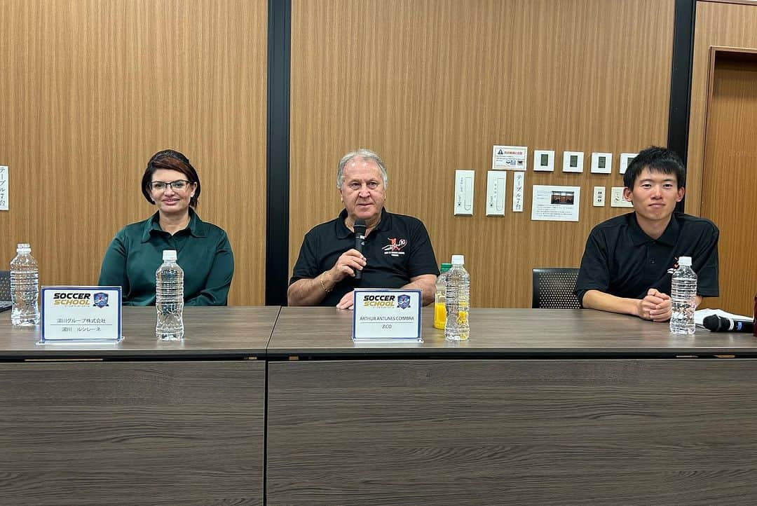 ジーコさんのインスタグラム写真 - (ジーコInstagram)「Em mais uma visita a Escola de Futebol Zico 10 - Yukawa, em Toyama, pude responder a garotada e também a alguns patrocinadores algumas curiosidades de minha carreira. Um bom almoço, ótimo bate papo, fotos e autógrafos. Até ano que vem e obrigado a todos pelo carinho de sempre.」12月9日 15時55分 - zico