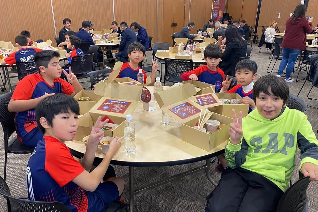 ジーコさんのインスタグラム写真 - (ジーコInstagram)「Em mais uma visita a Escola de Futebol Zico 10 - Yukawa, em Toyama, pude responder a garotada e também a alguns patrocinadores algumas curiosidades de minha carreira. Um bom almoço, ótimo bate papo, fotos e autógrafos. Até ano que vem e obrigado a todos pelo carinho de sempre.」12月9日 15時55分 - zico