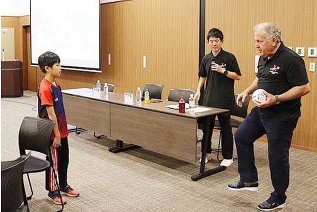 ジーコさんのインスタグラム写真 - (ジーコInstagram)「Em mais uma visita a Escola de Futebol Zico 10 - Yukawa, em Toyama, pude responder a garotada e também a alguns patrocinadores algumas curiosidades de minha carreira. Um bom almoço, ótimo bate papo, fotos e autógrafos. Até ano que vem e obrigado a todos pelo carinho de sempre.」12月9日 15時55分 - zico