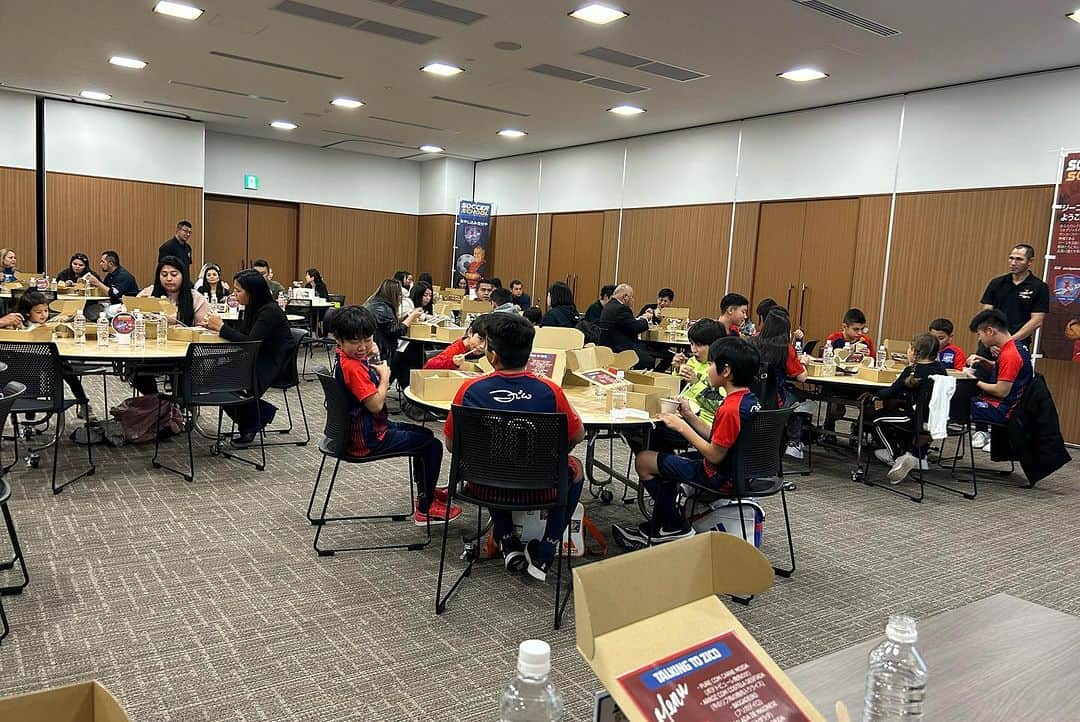 ジーコさんのインスタグラム写真 - (ジーコInstagram)「Em mais uma visita a Escola de Futebol Zico 10 - Yukawa, em Toyama, pude responder a garotada e também a alguns patrocinadores algumas curiosidades de minha carreira. Um bom almoço, ótimo bate papo, fotos e autógrafos. Até ano que vem e obrigado a todos pelo carinho de sempre.」12月9日 15時55分 - zico