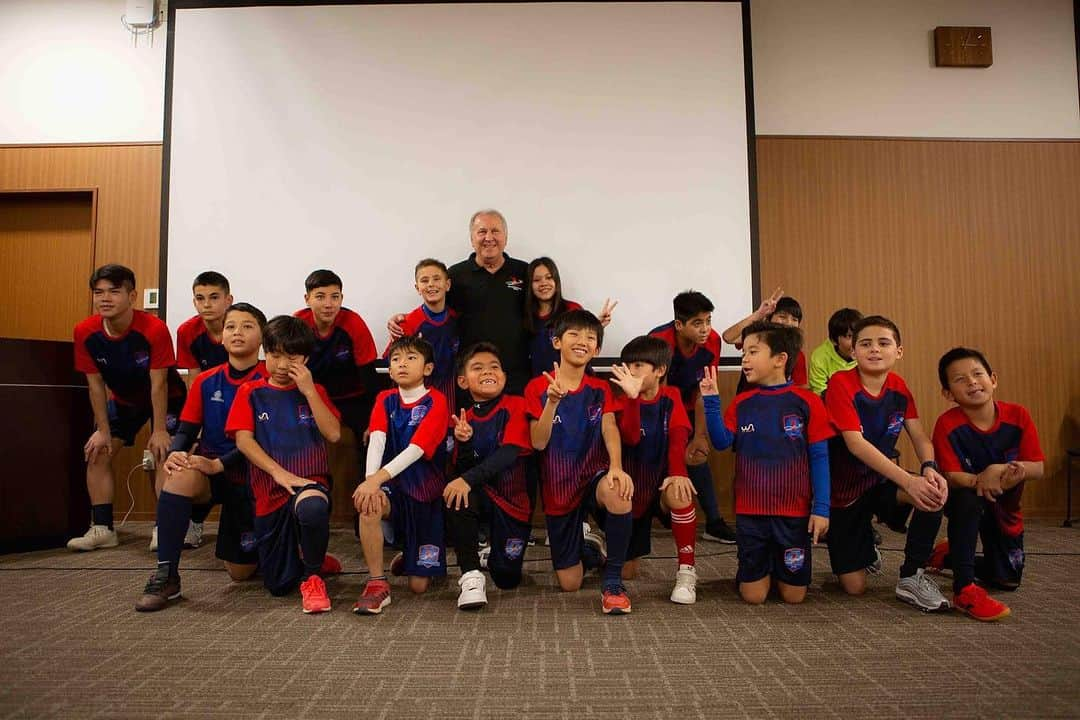 ジーコのインスタグラム：「Em mais uma visita a Escola de Futebol Zico 10 - Yukawa, em Toyama, pude responder a garotada e também a alguns patrocinadores algumas curiosidades de minha carreira. Um bom almoço, ótimo bate papo, fotos e autógrafos. Até ano que vem e obrigado a todos pelo carinho de sempre.」