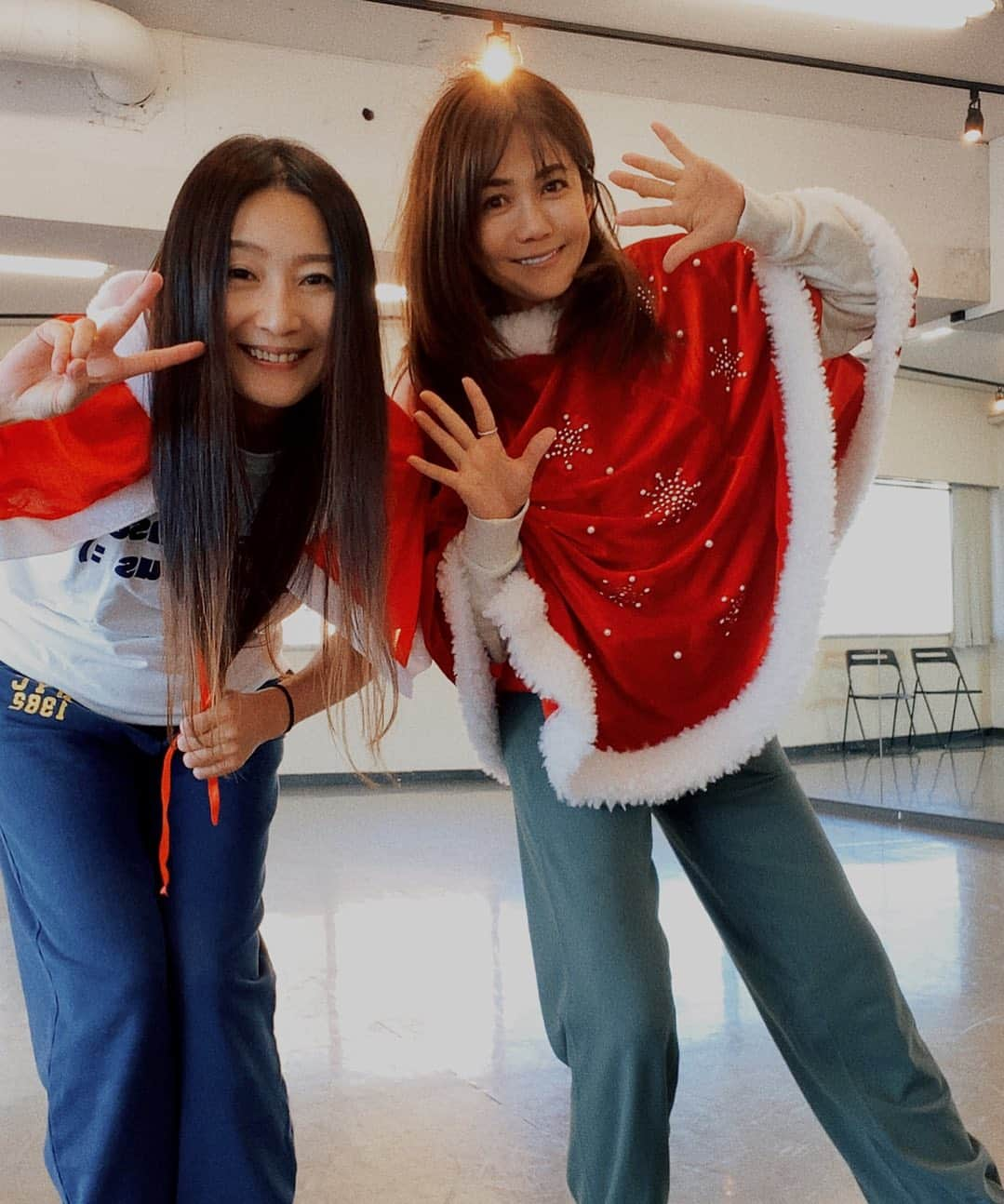 木原さとみのインスタグラム：「今日は、今年最後の　#パードルダンス部　でした😊 なっちゃんも急遽ゲストで来てくれました😍😍😍ドレスコードは赤。 今年やった曲を色々復習してからの ２０分ちょいのダンサミ！ きっついけど、終わると達成感だったよね😀😀😀 今後は、激しいのばかりでなく、ゆっくり曲も入れていこう！ でないと、カラダもたん！！😅 色々手探りでやってきたパードルダンス部。 ダンス部メンバーさんの沢山の協力と温かい言葉で助けられてきました。 来年もゆるーーくながーーくを目標に 皆さんと楽しい時間を作っていけたらなと思います。 #ありがとうございました #感謝」